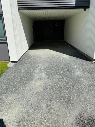 Brosteinlegging til garasje og oppkjørsel